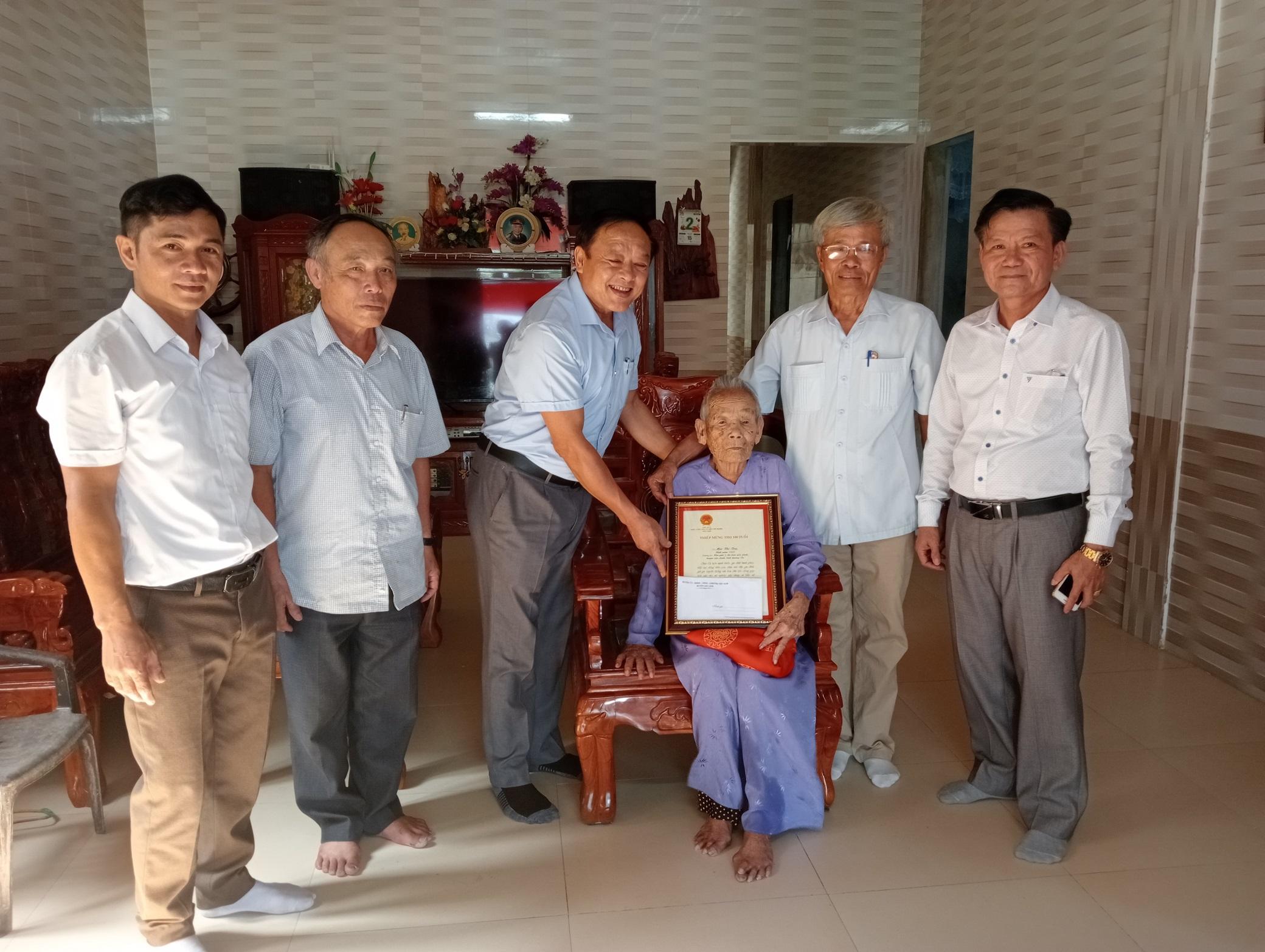 Đoàn cán bộ lãnh đạo huyện Gio Linh thăm, tặng quà cho các cụ già tròn 100 tuổi